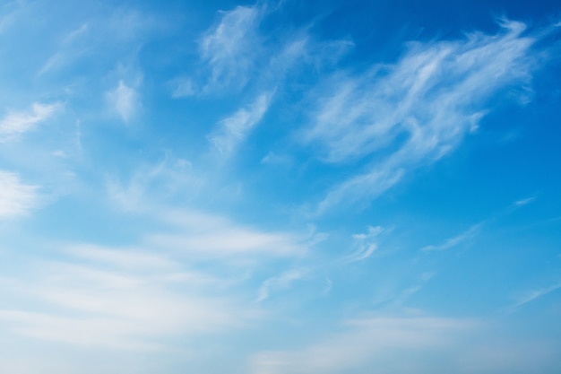 Ciel bleu de beauté avec fond de nuages blancs