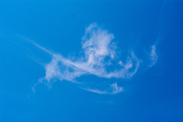 Ciel bleu avec la beauté des nuages en Thaïlande