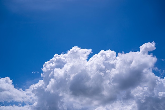 Ciel bleu avec de beaux nuages blancs naturels