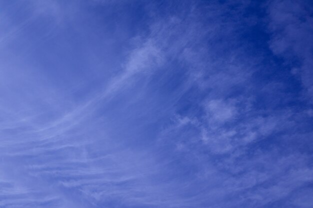 Ciel bleu et beaux nuages blancs