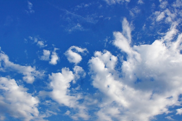 Ciel bleu et de beaux nuages ​​blancs.