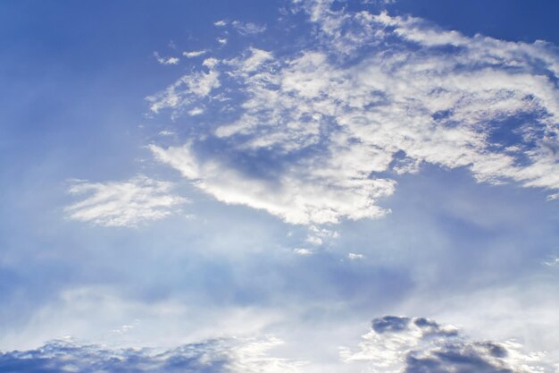 Ciel bleu avec de beaux nuages et du soleil