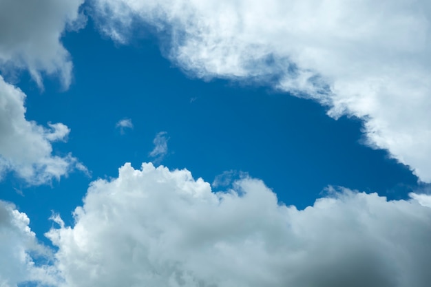 Ciel bleu avec de beaux nuages de pluie blancs naturels