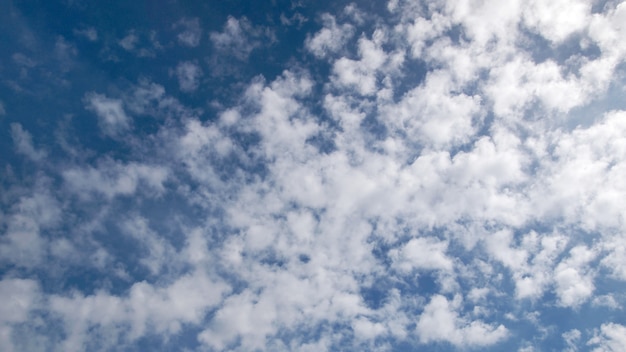 Ciel bleu et beaux nuages