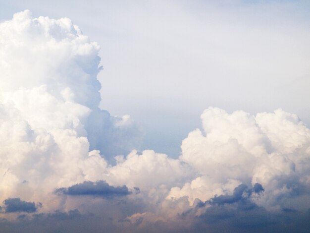 ciel bleu et beaux nuages