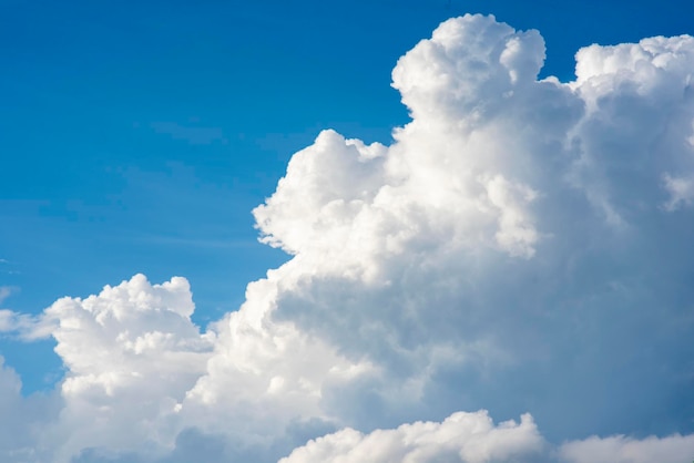 Ciel bleu avec de beaux nuages