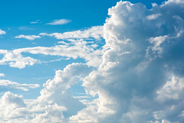 Ciel bleu avec de beaux nuages