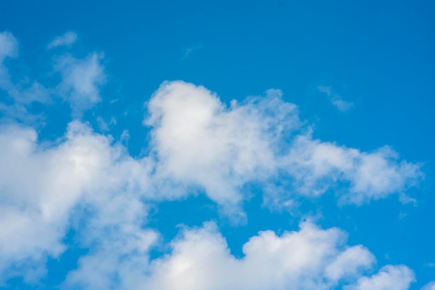 Ciel bleu avec de beaux nuages