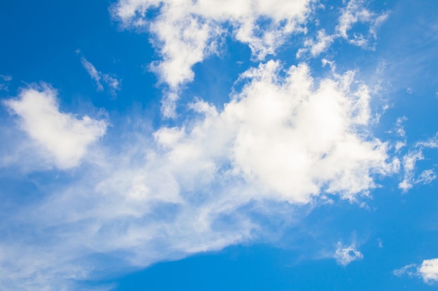 Ciel bleu avec de beaux nuages