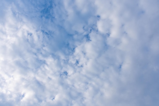 Ciel bleu avec de beaux nuages