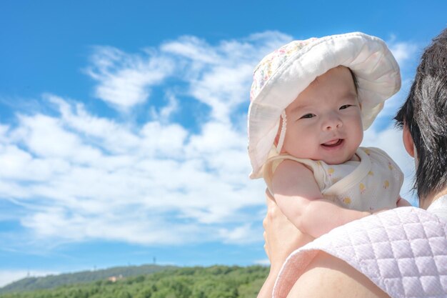 ciel bleu et un bébé mignon