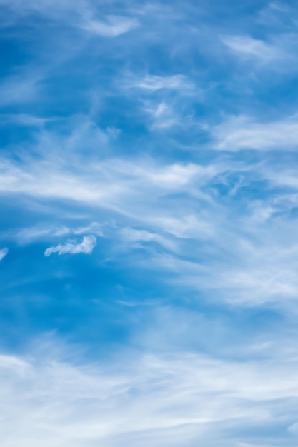 Un ciel bleu et blanc captivant Une texture naturelle en arrière-plan avec des nuages