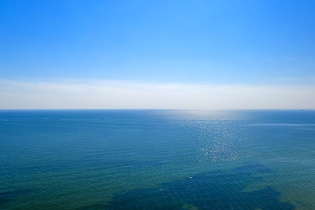 Ciel bleu et bleu abstrait naturel de la mer