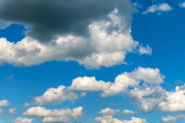 Ciel bleu céleste avec fond de nuages blancs