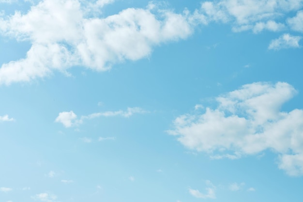Ciel bleu ciel avec fond de nuages blancs Nuages bouclés sur une journée d'été ensoleillée Léger nuageux Beau temps Ciel de fond simple pour l'affiche de l'été Maquette d'été Flou artistique