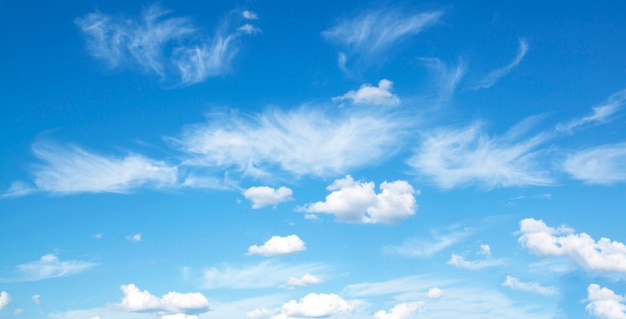 ciel bleu et ciel de nuages