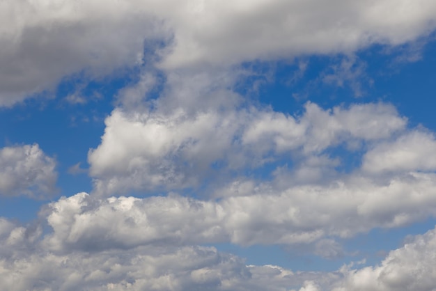 Ciel bleu clair avec beaucoup de nuages blancs cumulus cassés de différentes formes et tailles