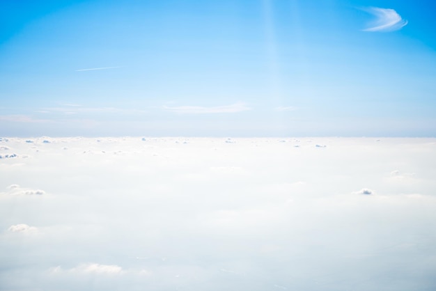 Ciel bleu clair et beaux nuages blancs