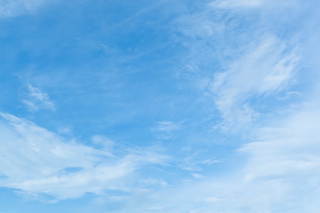 Ciel bleu clair et clair avec des nuages en journée ensoleillée.