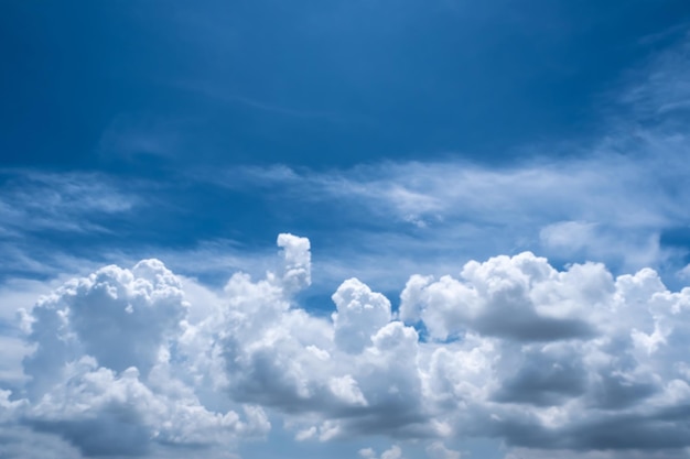 Ciel bleu clair et fond d'été de nuages blancs