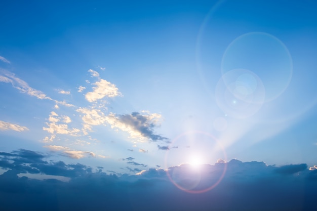 Ciel bleu clair avec fond nuageux et len flare