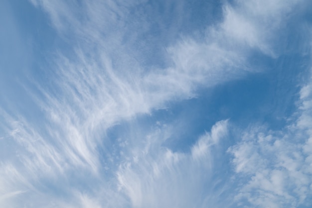 Ciel bleu clair naturel avec quelques nuages ​​pour le concept de liberté de fond ou de toile de fond