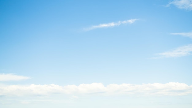 Un ciel bleu clair avec un nuage