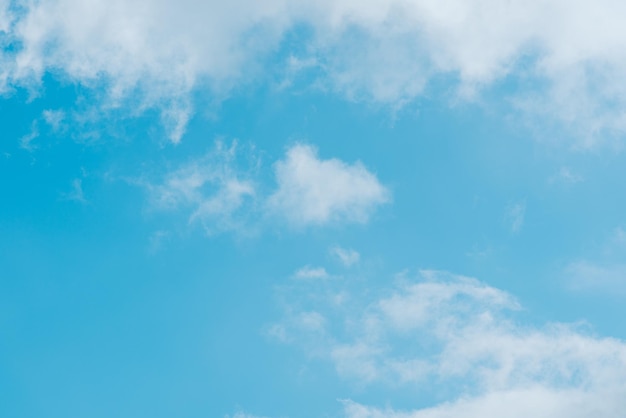 Ciel bleu clair avec des nuages blancs duveteux Beauté de la nature Fond naturel aérien