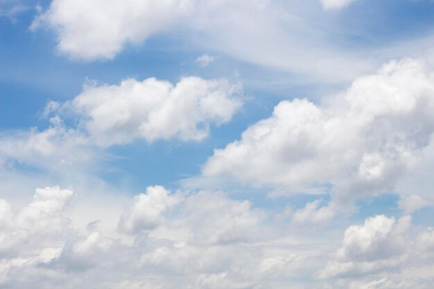 Ciel bleu clair avec des nuages blancs pour le fond ou les fonds d'écran