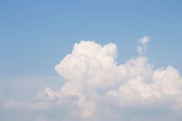 Ciel bleu clair avec des nuages blancs pour le fond ou les fonds d'écran