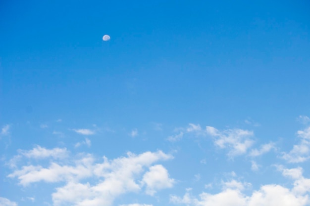 Ciel bleu clair avec des nuages blancs pour le fond ou les fonds d'écran