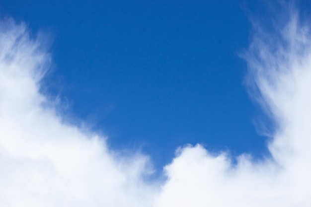 Photo ciel bleu clair avec des nuages blancs