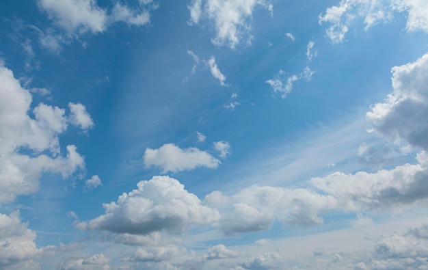 Un ciel bleu clair avec des nuages blancs