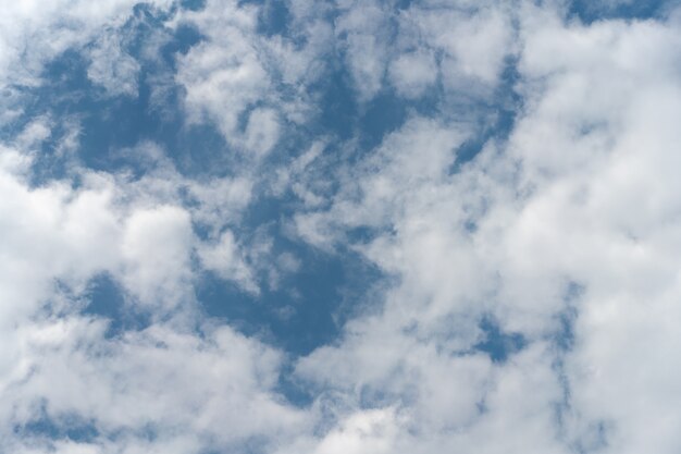 Ciel bleu clair avec nuages lumière naturelle