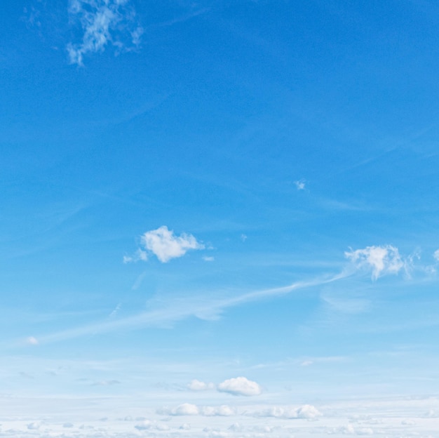 Ciel bleu clair avec nuages nature et environnement