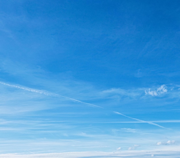 Ciel bleu clair avec nuages nature et environnement