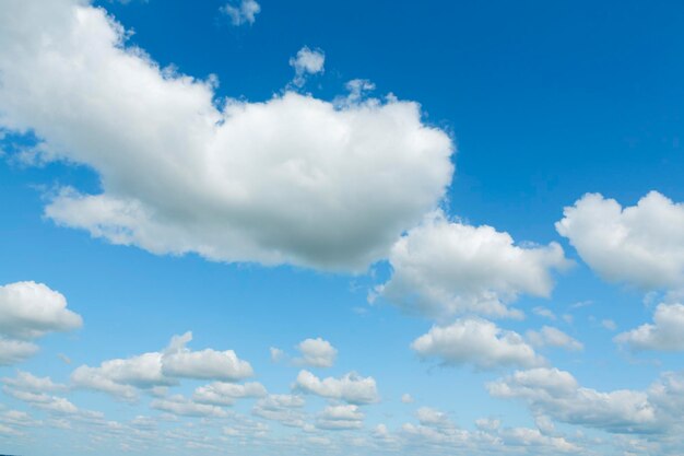 Un ciel bleu clair avec des nuages et un nuage blanc dans le ciel