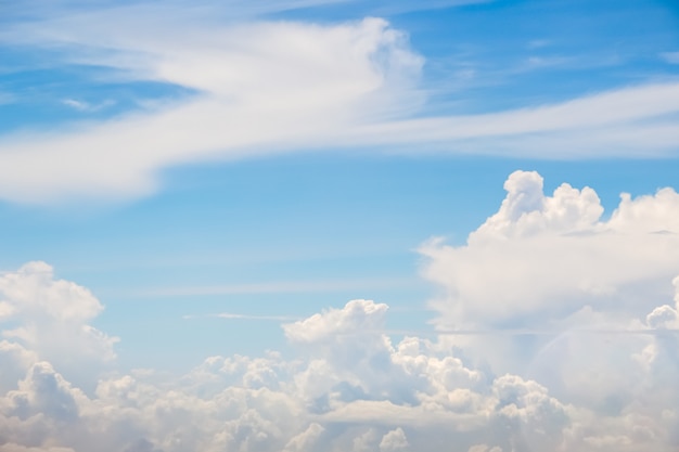 Ciel bleu clair avec des nuages