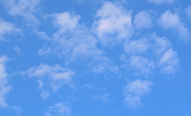 Ciel bleu clair et paisible avec des nuages duveteux flottant Bannière de fond Économiseur d'écran sur le moniteur
