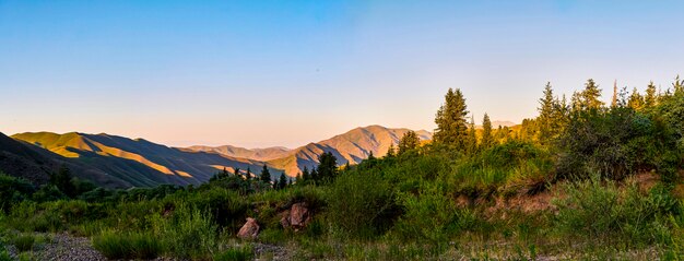 Ciel bleu clair sur les sommets des montagnes