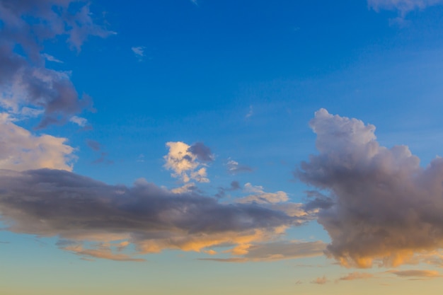 Ciel bleu cloudscape avant l&#39;utilisation du coucher du soleil pour le fond