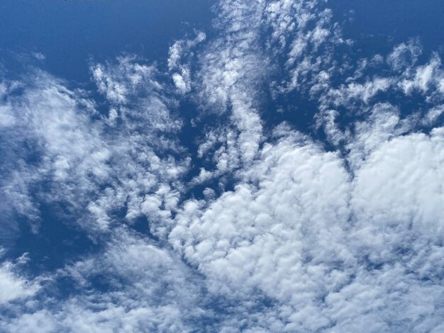 Ciel bleu avec cloudscape