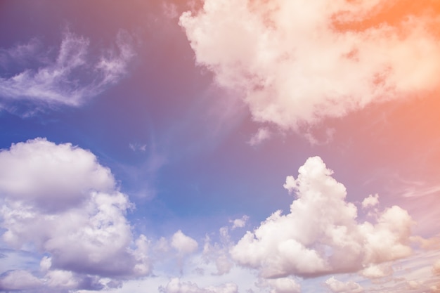 Ciel bleu coloré avec des nuages.