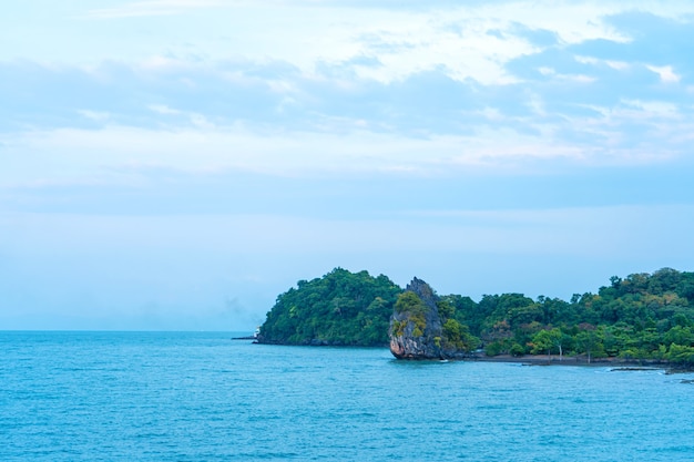 Ciel bleu coucher de soleil sur la mer d'une île tropicale.