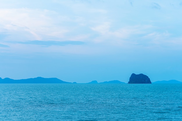 Ciel bleu coucher de soleil sur la mer d'une île tropicale.