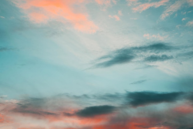 Ciel bleu et coucher de soleil rouge nuages venteux en soirée à l'extérieur Paysage