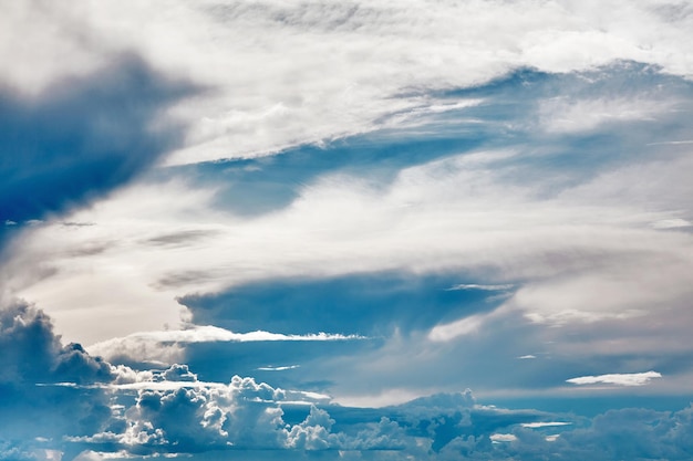 Ciel bleu couvert de nuages blancs Beau fond pour la conception