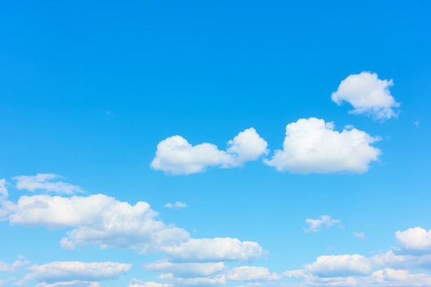 Ciel bleu avec des cumulus blancs, peut être utilisé comme arrière-plan