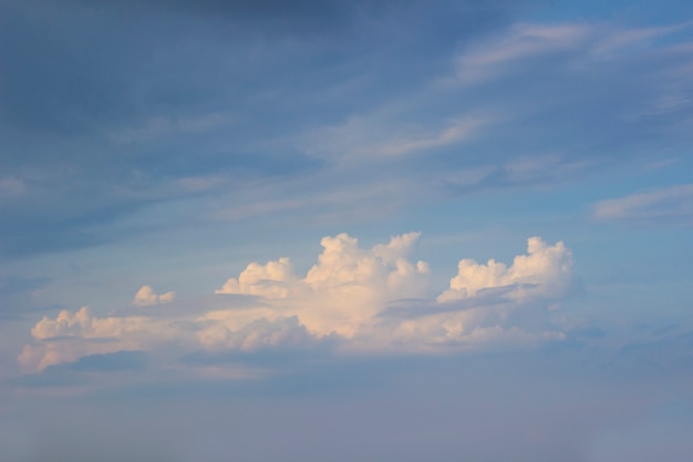 Ciel bleu avec des cumulus blancs