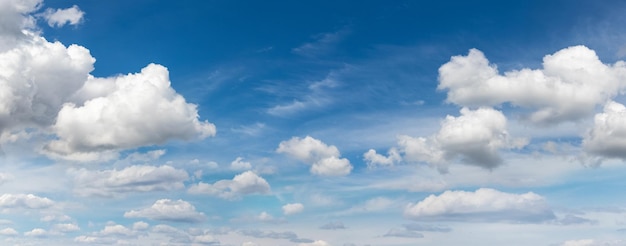 Ciel bleu avec des cumulus bouclés blancs par temps ensoleillé